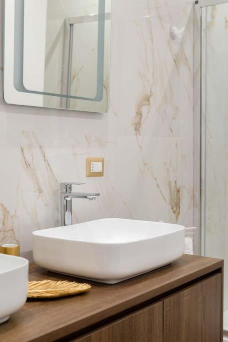 Colosseum 10Steps Away, Marco Aurelio Luxury House Rome Bagian luar foto